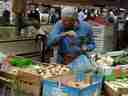 Measuring the old fashioned way, in Sarlat market